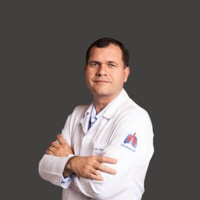 Dr. João Monteiro, médico pneumologista da equipe Instituto Clínico Excel em Pirapora-MG